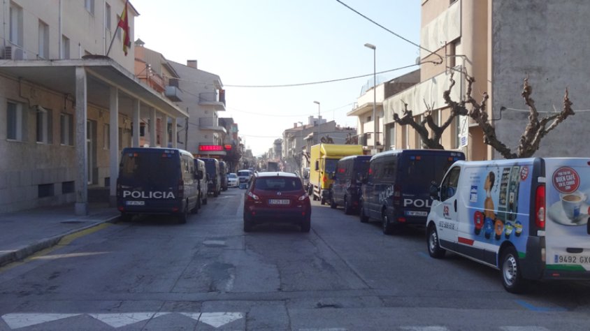 Els vehicles de la Policia per una banda i els aparcats a la zona blava per l'altra dificulten la circulació
