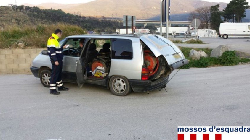 El monovolum amb el tractor al seu interior, enxampat a la Jonquera pels mossos