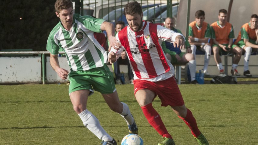 Una imatge del partit de futbol entre la Jonquera i el Llefià