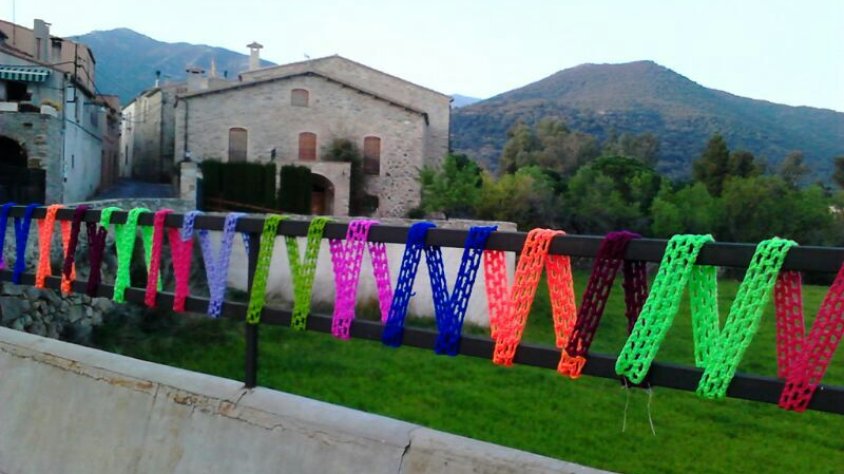 Exemple de Yarn Bombing aplicat a Cantallops fa uns dies