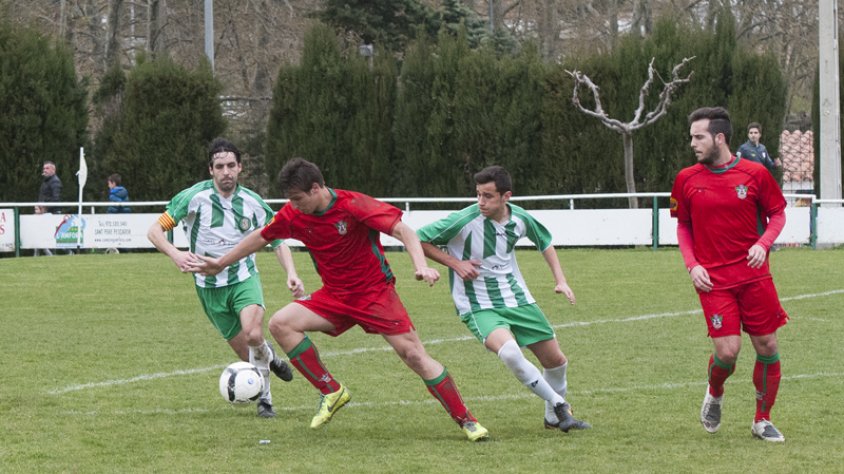 Una imatge del partit de futbol entre la Jonquera i el Vilassar