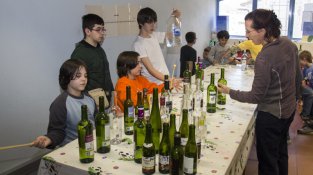 L'Escola de Música va fer un "concert" amb ampolles a Can Laporta