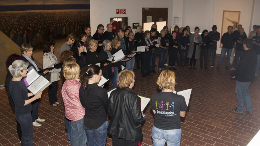 Les corals de Cerdanyola i Castelldefels van visitar el MUME on, a més, hi van fer un concert