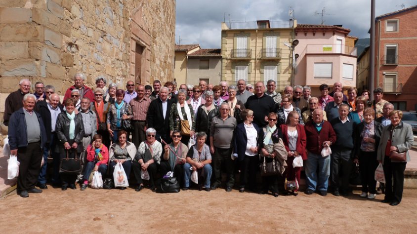 Els assistents a la sortida de "la recollida" del Casal de l'Avi de la Jonquera