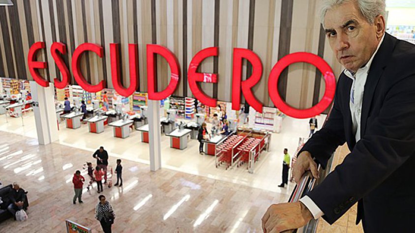 Antoni Escudero, ahir al matí, amb el rètol del supermercat que regenta i que està situat també en centre comercial Gran Jonquera