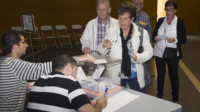 Veïns de la Jonquera votant ahir al col·legi electoral de la Societat La Unió Jonquerenca