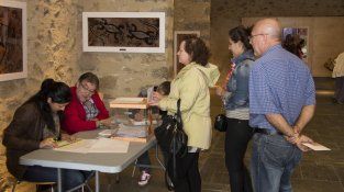 Jonquerencs votant ahir al col·legi electoral de Can Laporta