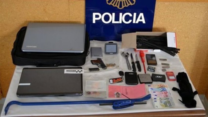 Els estris que els agents van interceptar a l'acusat, qui també transportava droga