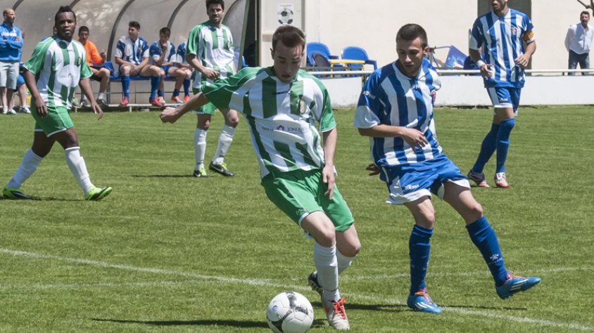 Una imatge del partit al camp municipal de Les Forques