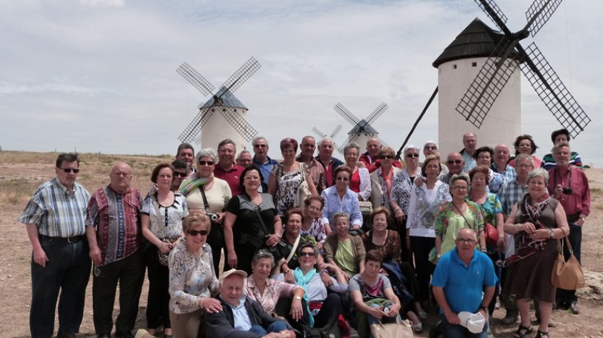 Fotografia de grup a Campo de Criptana amb els famosos molins de vent contra els quals va lluitar el Quixot