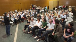 Moments abans de començar l'emissió del documental