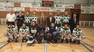 Paco Martínez, directiu dreta al centre de la fotografia, a l'any 1998 quan el Club va pujar a la Divisió d'Honor