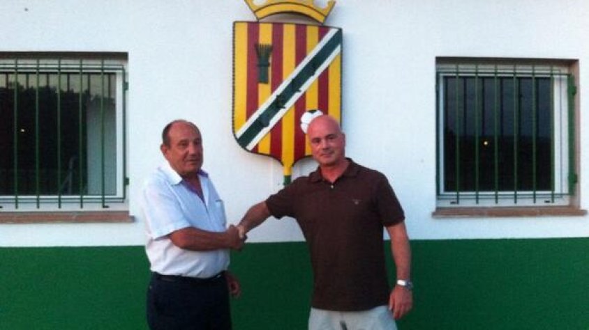 Encaixada de mans ahir el vespre entre el president sortint, Josep Serra, i l'entrant, Jordi Ferrarons