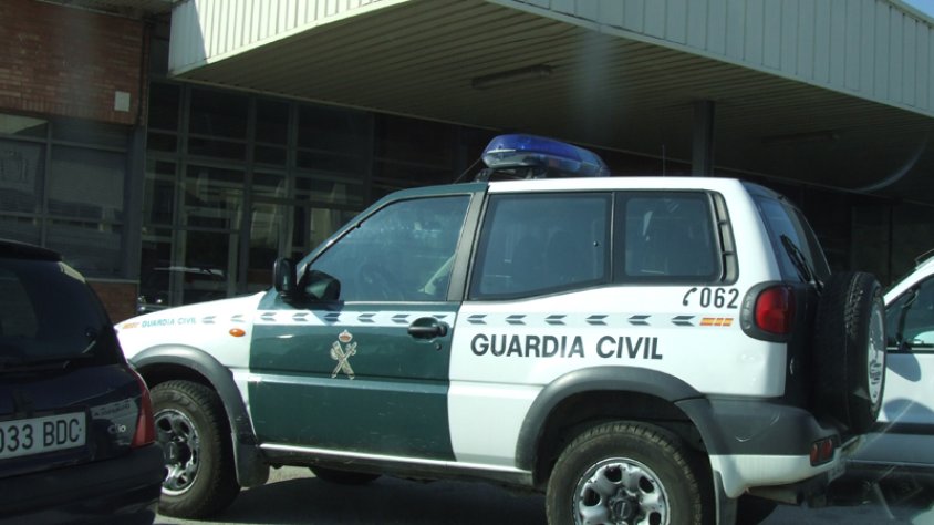 La Guàrdia Civil ha detingut a un matrimoni que duia més de cinc quilos de cocaïna i trenta quilos d'haixix al cotxe.