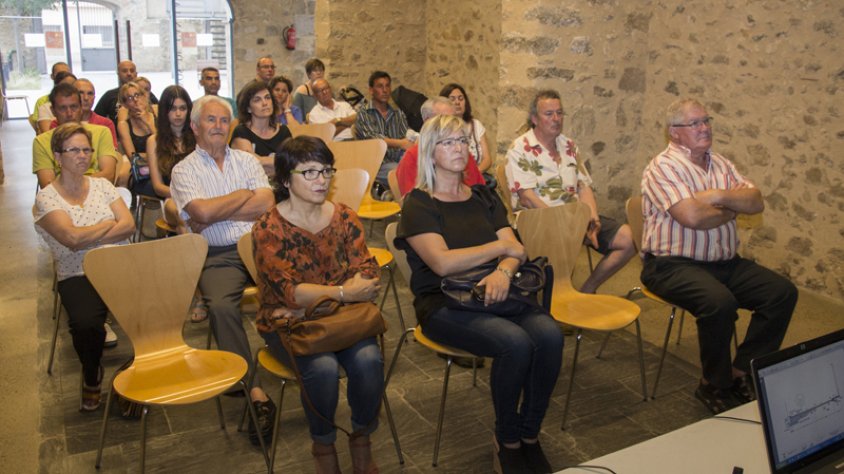 Una vintena de veöins van assistir a la reunió informativa dijous passat