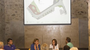 Presentació amb pantalla gegant de la proposta de prolongació del carrer Albera