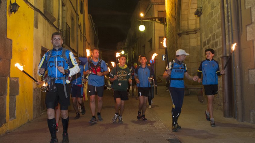 Travessant el carrer Major de la Jonquera amb les torxes