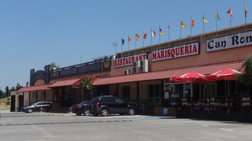 Façana del complex que acull el prostíbul Lady's Dallas i el restaurant