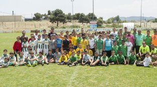 Hi van participar els clubs C.E. Juncària (Figueres), Le Boulou, Escola Pia (Olot), Bisbalenc At., C.E. Besalú, C.E.F. Bosc de Tosca (Les Preses), C.F. Sant Pere Pescador, P.U.F. (Figueres), U.E. Vilasacra, C.F. Esplais (Castelló d'Empúries), C.F. Base Ro