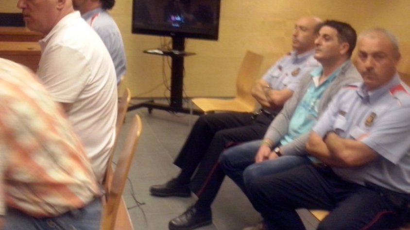 Els arrestats, Angelo Calabretti (a la fila del davant) i Antonio Gioia, ahir a l'Audiència