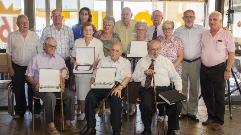 Els socis de la Llar del Jubilat van celebrar una trobada en homenatge als avis de l’edat de noranta anys