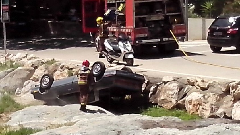 Una imatge del vehicle bolcat al bell mig del llit del riu