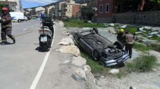 Agents dela policia local i dels bombers en el lloc de l'accident