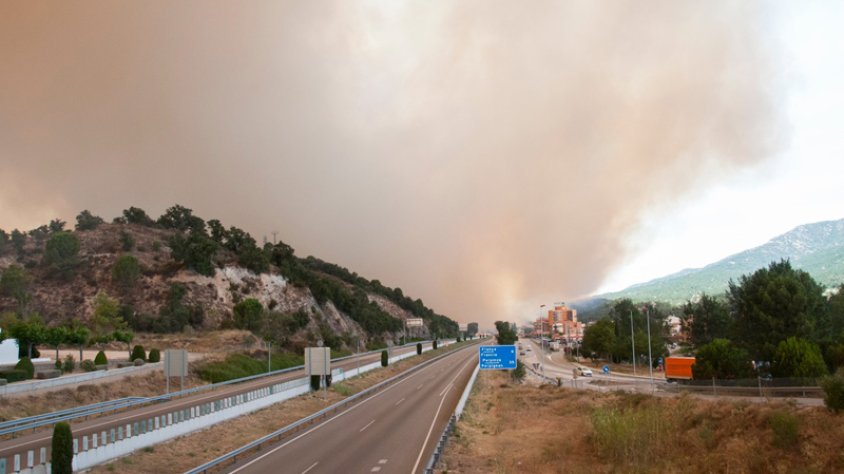 Una imatge de l'incendi des del pont del cementiri