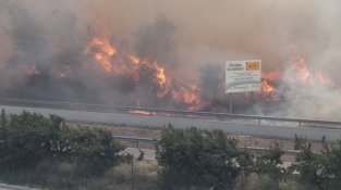 Les flames en un tram de l'AP7 a l'alçada de les escoles
