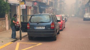 Els efectes de l'incendi en forma de fum dins el casc urbà de la Jonquera