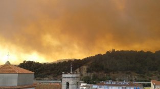 Poc abans d'arribar les flames al serrat de la Plaça
