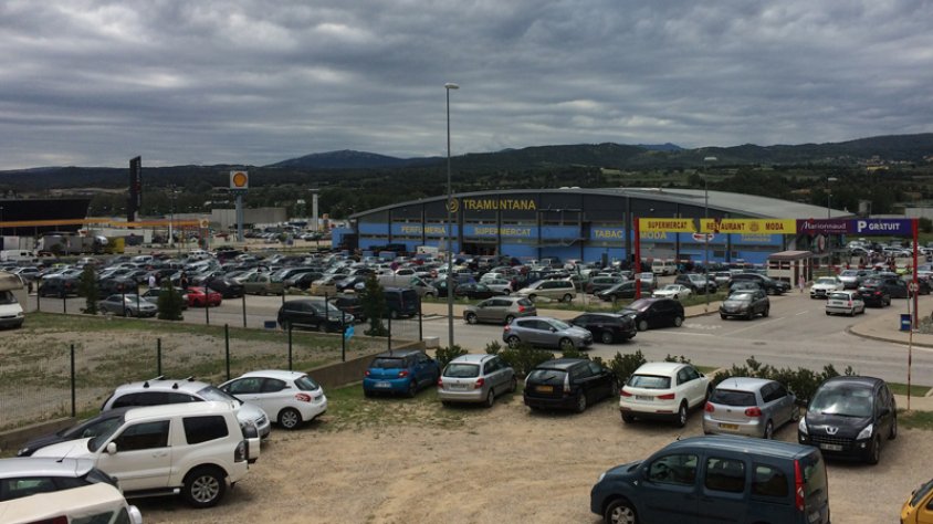 Vista general de l'aparcament del Centre Comercial Tramuntana Mas del Pla avui 13 d'agost al migdia