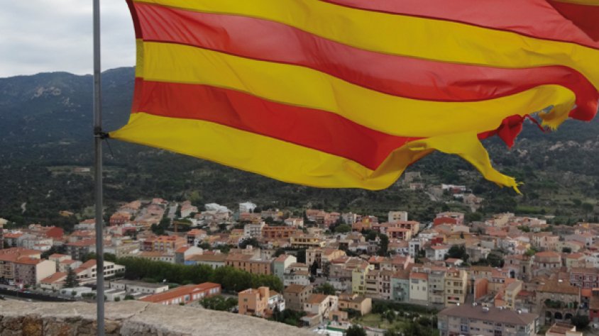 la Jonquera de fons i senyera de la Torre del Serrat de la Plaça a primer terme