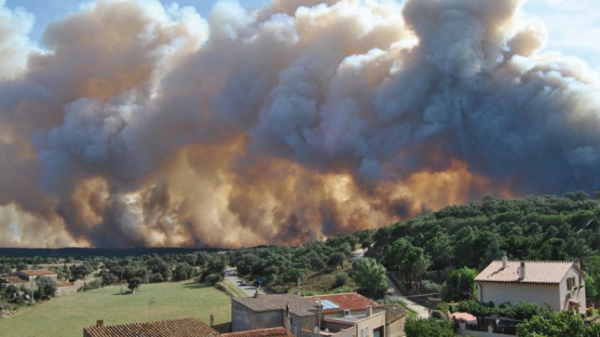 El foc de juliol de 2012 també va arribar a les “portes” de Cantallops (Foto arxiu Miquel Serrano)