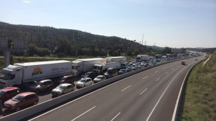 Cues de diversos quilòmetres a l'AP7