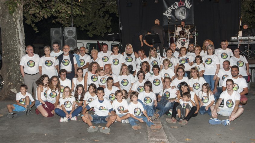 El col·lectiu de Facebook "Ets de la JOnquera si..." ahir al ball d'obertura de la Festa Major de la Jonquera