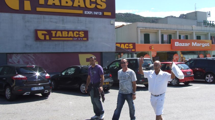 Ciutadans francesos comprant tabac a la Jonquera