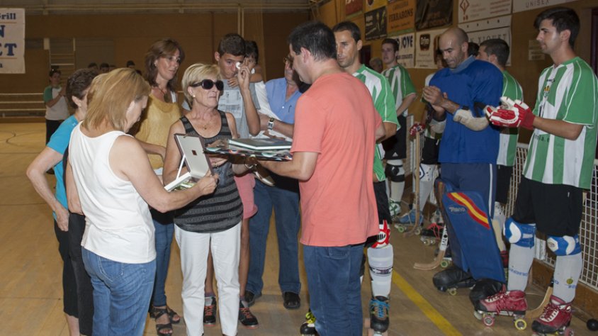 Moments emotius en el reconeixement institucional amb l'entrega d'una placa