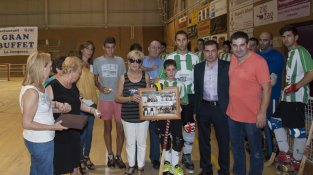 Directius i família a la pista del pavelló en el moment del reconeixement institucional. El CP Jonquerenc va organitzar dissabte el primer Memorial Paco Martínez