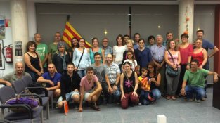 El públic assistent al Ple i els regidors de CIU i ERC es van fer una fotografia de grup al finalitzar el Ple municipal