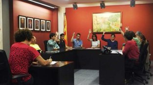La votació de la Moció en el moment de rebre el suport dels regidors de CIU i ERC