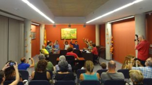 Al fons de la Sala de Plens els regidors de CIU i ERC votant a favor de la Moció de suport