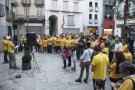 Unes 200 persones es concentren davant l'Ajuntament de la Jonquera