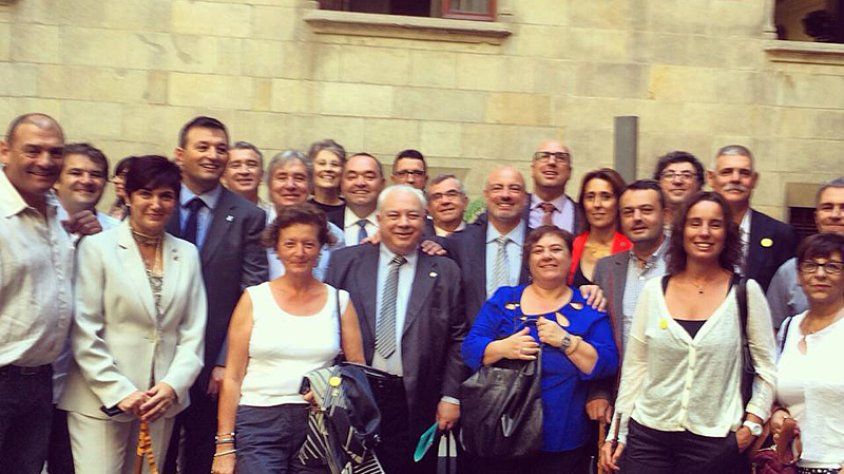 Els alcaldes de l'Alt Empordà en una fotografia de grup al pati dels tarongers del Palau de la Generalitat