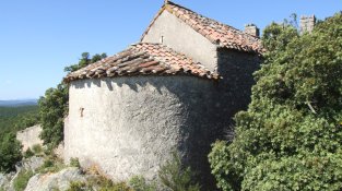 Vista de la façana nord de l'ermita de Sant Julià dels Torts