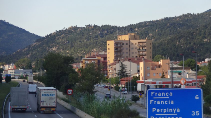 Detingut un camioner fent ziga-zagues per l'AP-7 i que anava molt alcoholitzat