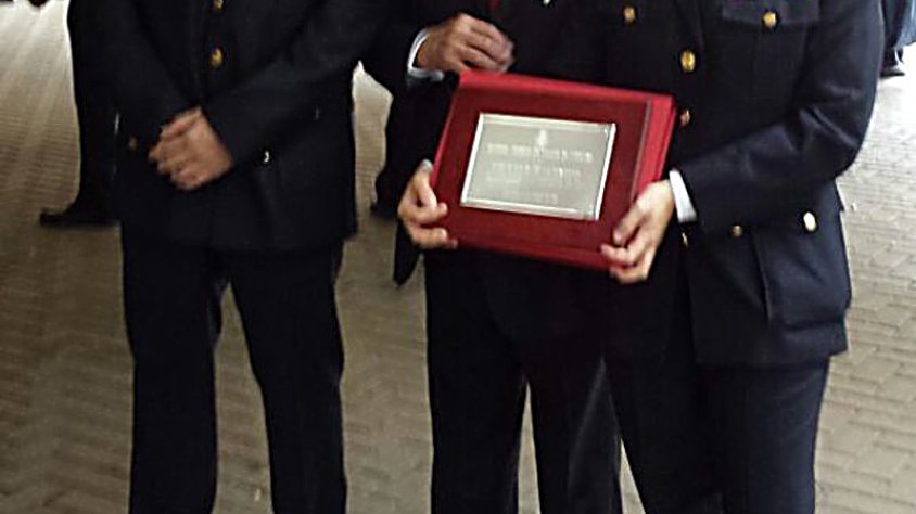 Lluïsa Santos amb la placa
