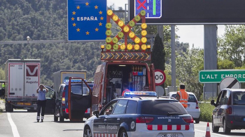 La col·lisió es va produir entre un automòbil amb placa de matrícula francesa i un camió que transportava recanvis per a cotxes al punt quilomètric 0,5 de l'autopista - Foto: JORDI RIBOT (ICONNA)