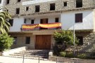 Una gran bandera espanyola a la caserna de la Guàrdia Civil malgrat l'estat ruinós