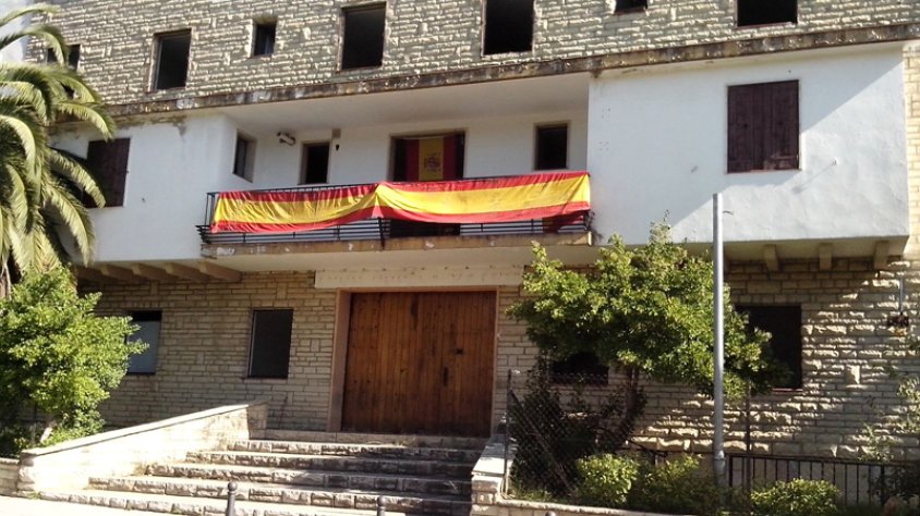 L'antiga casa-quarter de la Guàrdi Civil a l'avinguda Pau Casals de la Jonquera
